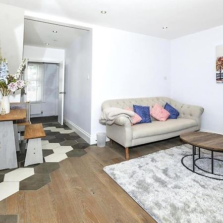 Lovely 2-Bed In Windsor Free Parking, 1 Mile From Legoland Exterior photo