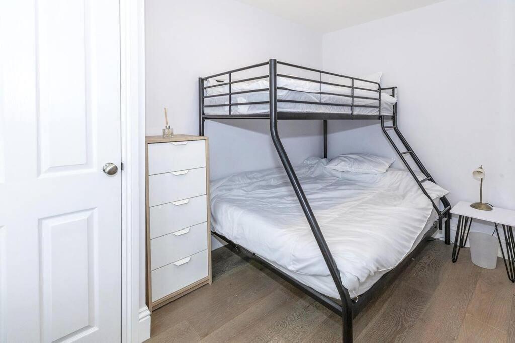 Lovely 2-Bed In Windsor Free Parking, 1 Mile From Legoland Exterior photo